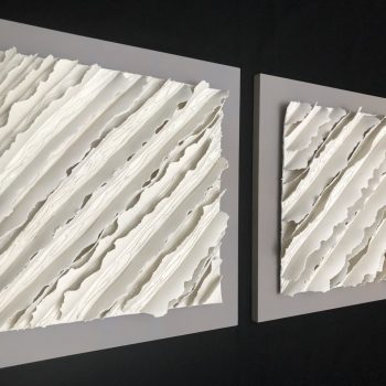 Bas relief-papier pocelaine collection écorces -chemin de travers compo sur fond gris vue de côté