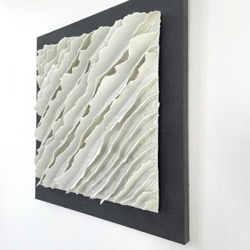 Bas relief-papier pocelaine collection écorces -chemin de travers sur fond noir 40x40cm vue de Droite