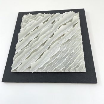 Bas relief-papier pocelaine collection écorces -chemin de travers sur fond noir 40x40cm vue dessous