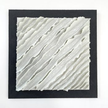 Bas relief-papier pocelaine collection écorces -chemin de travers sur fond noir 40x40cm vue de face