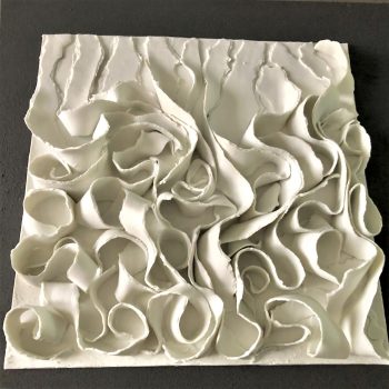 Bas relief-papier pocelaine collection écorces -copeaux sur fond noir 40x40cm vue de dessous