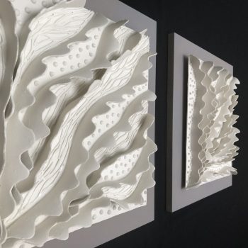 Bas relief tableau papier porcelaine collection vagues 40x40cm sur fond gris vue de côté