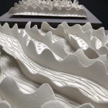 Bas relief tableau papier porcelaine collection vagues 40x40cm sur fond gris vue plongeante