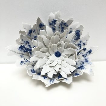 Compo fleurs papier porcelaine bleue