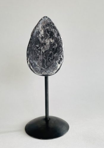 Femme enceinte porcelaine blanche et noire vue de dos
