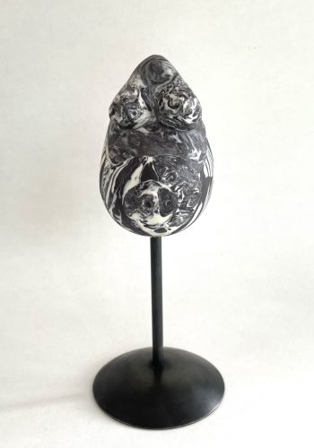 Femme enceinte porcelaine blanche et noire vue de face