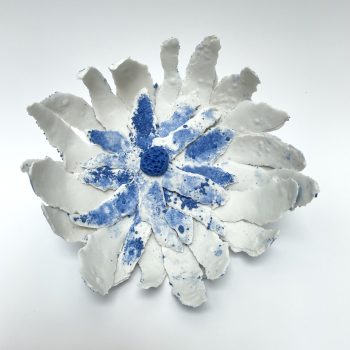 Fleur Papier Porcelaine blanche et bleue-vue de face
