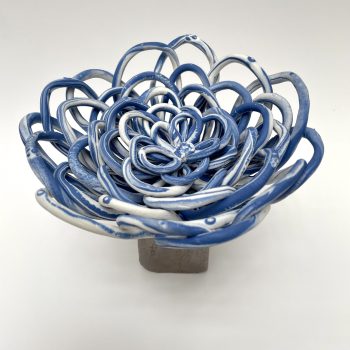 Fleur Porcelaine blanche et bleue-avec socle grès beige 2