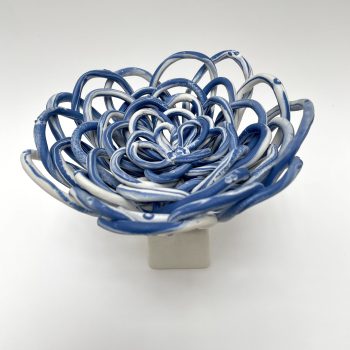 Fleur Porcelaine blanche et bleue-avec socle porcelaine 2