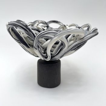 Fleur Porcelaine noire et blanche vue de dessous avec socle gres noir rond