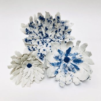 Fleurs papier porcelaine blanches et bleues