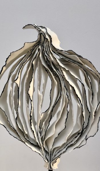 Sculpture Arbre papier porcelaine avec liserés noirs H45,5cmxL22cmxP12 vue de face zoom