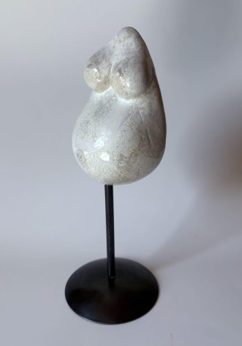 Sculpture Maternité émail vue de côté D H27cm socle 10cm