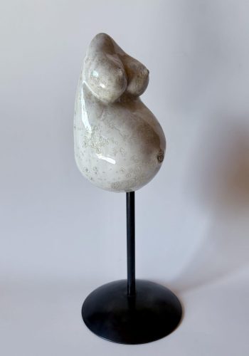 Sculpture Maternité émail vue de côté G H27cm socle 10cm