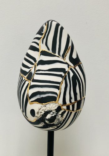 Sculpture Sein porcelaine zébre N&B OR zoom