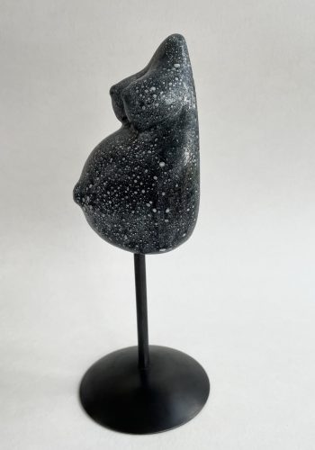 Sculpture femme enceinte émail noir moucheté blanc vue de côtéD