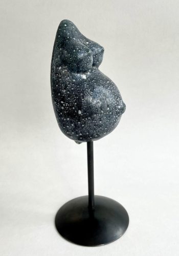 Sculpture femme enceinte émail noir moucheté blanc vue de côté G