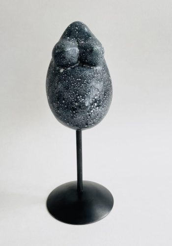 Sculpture femme enceinte émail noir moucheté blanc vue de face