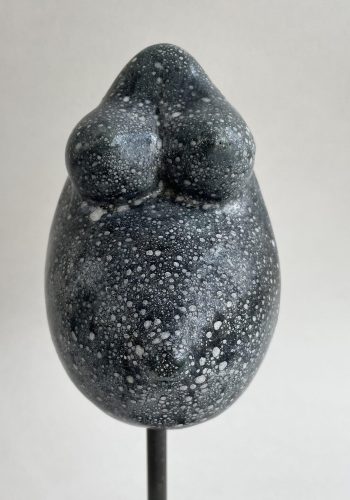 Sculpture femme enceinte émail noir moucheté blanc vue de face zoom