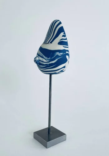 Sculpture sein porcelaine bleue et blanche avec des liserés argents H20xL5,5xP4cm vue de côté D