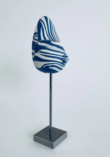 Sculpture sein porcelaine bleue et blanche avec des liserés argents H20xL5,5xP4cm vue de côté G