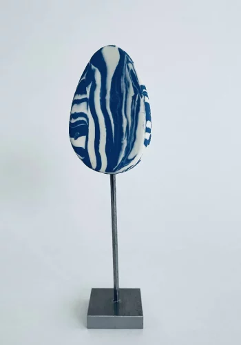 Sculpture sein porcelaine bleue et blanche avec des liserés argents H20xL5,5xP4cm vue de dos