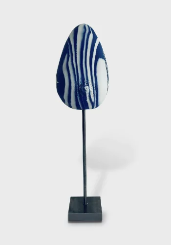 Sculpture sein porcelaine bleue et blanche avec des liserés argents H23xL6xP5,5cm