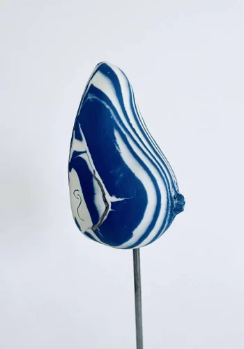 Sculpture sein porcelaine bleue et blanche avec des liserés argents H23xL6xP5,5cm vue de côté D