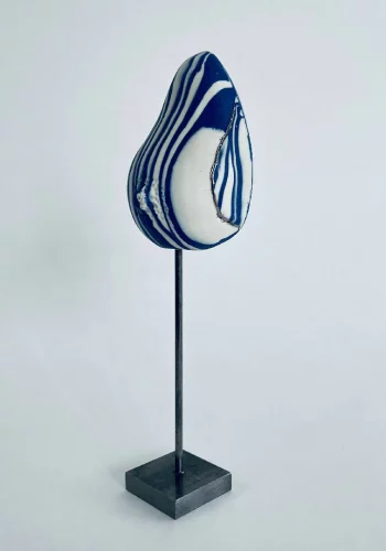 Sculpture sein porcelaine bleue et blanche avec des liserés argents H23xL6xP5,5cm vue de côté G