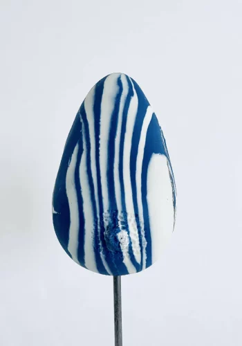 Sculpture sein porcelaine bleue et blanche avec des liserés argents H23xL6xP5,5cm vue de face zoom