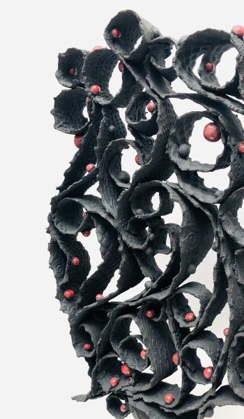 Sculptures Natures-Sculptures Arbres- grés noir-petites boules rouges vue de biais