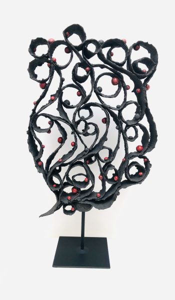 Sculptures Natures-Sculptures Arbres- grés noir-petites boules rouges vue de face