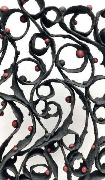 Sculptures Natures-Sculptures Arbres- grés noir-petites boules rouges vue de face zoom