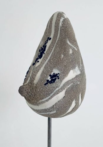 Sculptures seins grés beige et porcelaine + verre noir vue côté