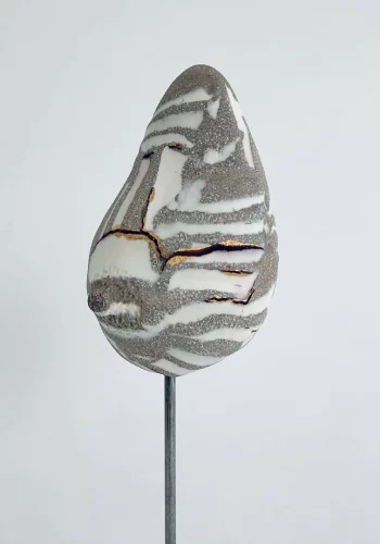 Sculptures seins grés beige et porcelaine vue de côté D