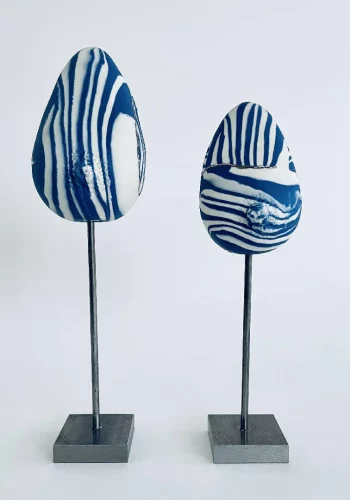 Sculptures seins porcelaine bleue et blanche avec des liserés argentscompo