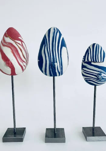 Sculptures seins porcelaine bleue et blanche avec des liserés argentscompo