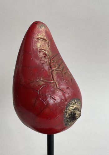 Sculpture sein grés raku rouge vue de coté G zoom