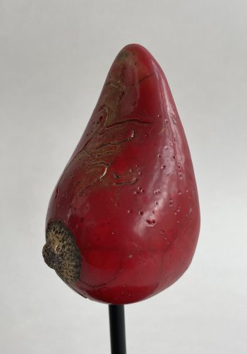Sculpture sein grés raku rouge vue de coté zoom