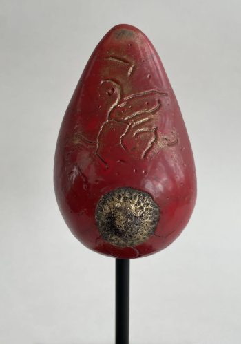 Sculpture sein grés raku rouge vue de face zoom