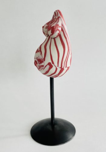 femme enceinte porcelaine blanche et rose vu de côté G