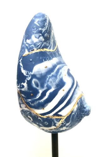 Sculpture sein porcelaine blanche et bleue + OR vue de côté D