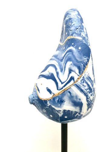 Sculpture sein porcelaine blanche et bleue + OR vue de côté G